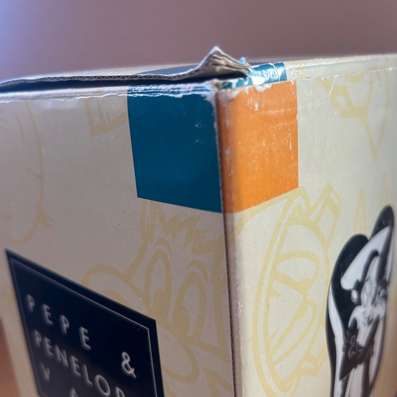 Pepe & Penelope Vase with Original Box (1997 Warner Bros Studio Store Exclusive) - Picture 14 of 14